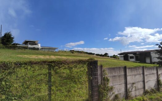 Hermoso y amplio lote de 750 m2 con espectaculares vistas en exclusivo condominio en Poás de Alajuela a precio de OPORTUNIDAD! COD. 148134