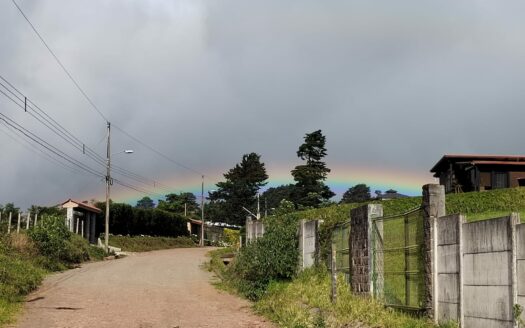 Hermoso y amplio lote de 750 m2 con espectaculares vistas en exclusivo condominio en Poás de Alajuela a precio de OPORTUNIDAD! COD. 148134