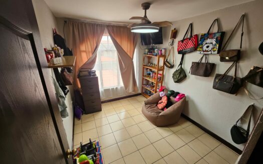 ¡OPORTUNIDAD! Casa de 2 plantas con ubicación estratégica y 3 habitaciones. COD. 148039