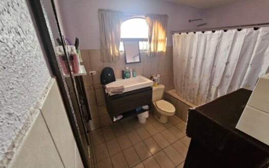 ¡OPORTUNIDAD! Casa de 2 plantas con ubicación estratégica y 3 habitaciones. COD. 148039