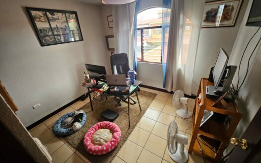 ¡OPORTUNIDAD! Casa de 2 plantas con ubicación estratégica y 3 habitaciones. COD. 148039