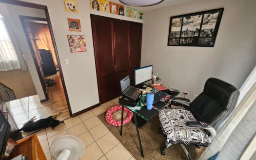 ¡OPORTUNIDAD! Casa de 2 plantas con ubicación estratégica y 3 habitaciones. COD. 148039