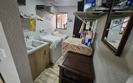 ¡OPORTUNIDAD! Casa de 2 plantas con ubicación estratégica y 3 habitaciones. COD. 148039