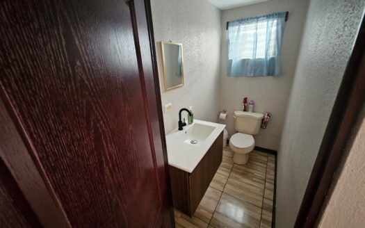 ¡OPORTUNIDAD! Casa de 2 plantas con ubicación estratégica y 3 habitaciones. COD. 148039