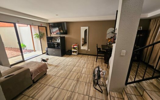 ¡OPORTUNIDAD! Casa de 2 plantas con ubicación estratégica y 3 habitaciones. COD. 148039