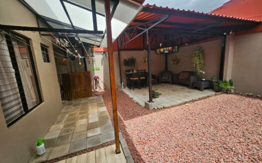 ¡OPORTUNIDAD! Casa de 2 plantas con ubicación estratégica y 3 habitaciones. COD. 148039