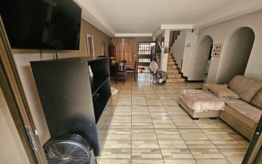 ¡OPORTUNIDAD! Casa de 2 plantas con ubicación estratégica y 3 habitaciones. COD. 148039