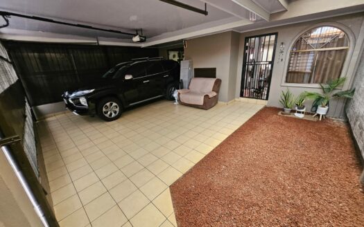 ¡OPORTUNIDAD! Casa de 2 plantas con ubicación estratégica y 3 habitaciones. COD. 148039