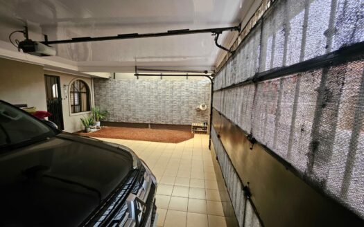 ¡OPORTUNIDAD! Casa de 2 plantas con ubicación estratégica y 3 habitaciones. COD. 148039