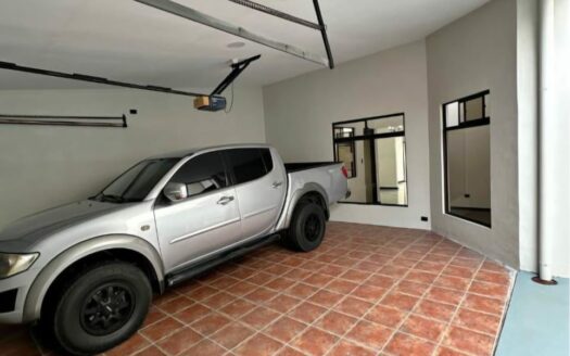 Casa En Venta En Alajuela Centro A Precio de Oportunidad Amplia Con 3 Baños Y Cochera Para 3 Vehículos. COD. 148166