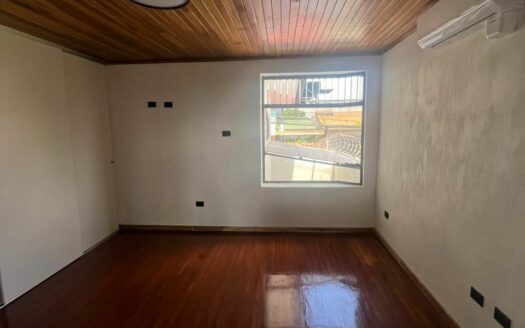 Casa En Venta En Alajuela Centro A Precio de Oportunidad Amplia Con 3 Baños Y Cochera Para 3 Vehículos. COD. 148166