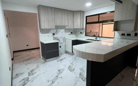 Casa En Venta En Alajuela Centro A Precio de Oportunidad Amplia Con 3 Baños Y Cochera Para 3 Vehículos. COD. 148166