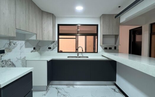 Casa En Venta En Alajuela Centro A Precio de Oportunidad Amplia Con 3 Baños Y Cochera Para 3 Vehículos. COD. 148166