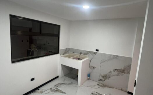 Casa En Venta En Alajuela Centro A Precio de Oportunidad Amplia Con 3 Baños Y Cochera Para 3 Vehículos. COD. 148166