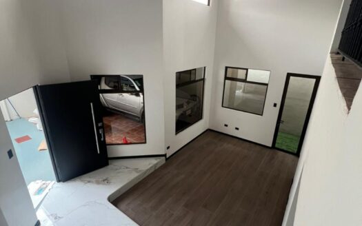 Casa En Venta En Alajuela Centro A Precio de Oportunidad Amplia Con 3 Baños Y Cochera Para 3 Vehículos. COD. 148166