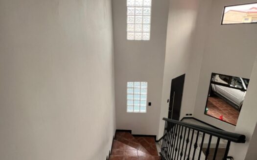 Casa En Venta En Alajuela Centro A Precio de Oportunidad Amplia Con 3 Baños Y Cochera Para 3 Vehículos. COD. 148166