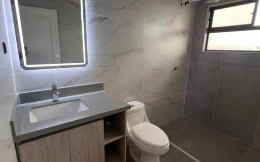 Casa En Venta En Alajuela Centro A Precio de Oportunidad Amplia Con 3 Baños Y Cochera Para 3 Vehículos. COD. 148166