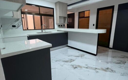 Casa En Venta En Alajuela Centro A Precio de Oportunidad Amplia Con 3 Baños Y Cochera Para 3 Vehículos. COD. 148166