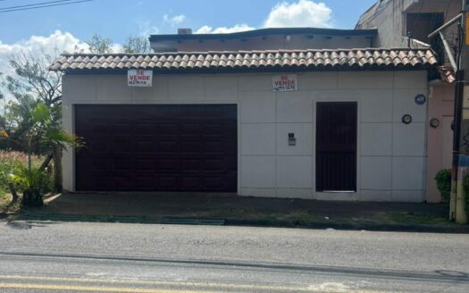 Casa En Venta En Alajuela Centro A Precio de Oportunidad Amplia Con 3 Baños Y Cochera Para 3 Vehículos. COD. 148166