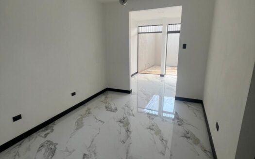 Casa En Venta En Alajuela Centro A Precio de Oportunidad Amplia Con 3 Baños Y Cochera Para 3 Vehículos. COD. 148166