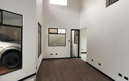 Casa En Venta En Alajuela Centro A Precio de Oportunidad Amplia Con 3 Baños Y Cochera Para 3 Vehículos. COD. 148166