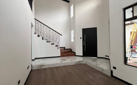 Casa En Venta En Alajuela Centro A Precio de Oportunidad Amplia Con 3 Baños Y Cochera Para 3 Vehículos. COD. 148166