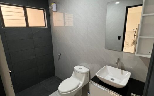 Casa En Venta En Alajuela Centro A Precio de Oportunidad Amplia Con 3 Baños Y Cochera Para 3 Vehículos. COD. 148166