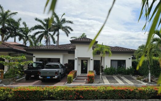 🌴 Casa Moderna con Piscina Privada en Costa del Sol, Playa Bejuco