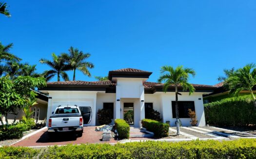 🌴 Casa Moderna con Piscina Privada en Costa del Sol, Playa Bejuco