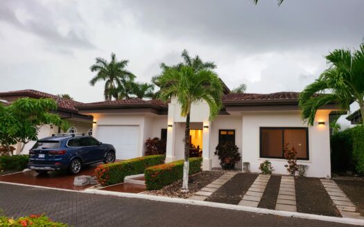 🌴 Casa Moderna con Piscina Privada en Costa del Sol, Playa Bejuco