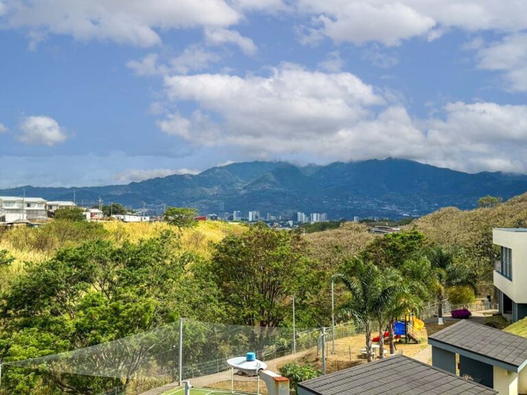 Casa en Venta en San Pablo de Heredia con Patio Amplio, Vista al Valle Central y Amenidades Premium