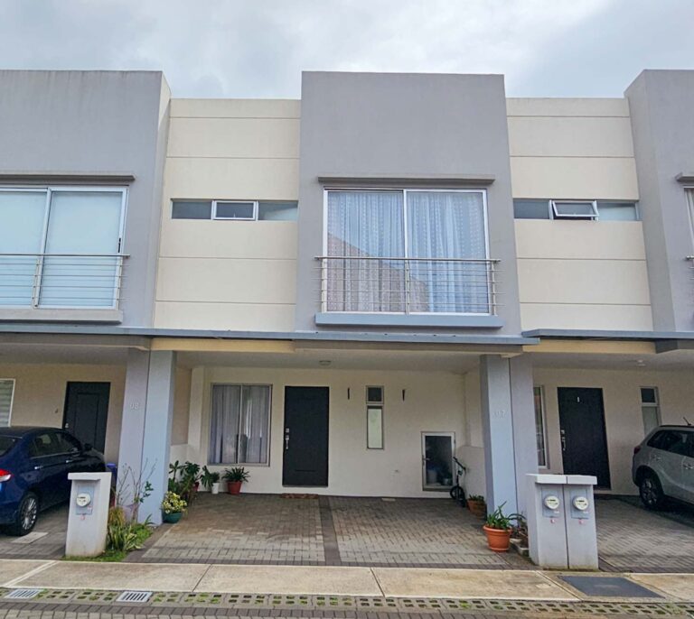 Venta de casa de 2 niveles. Ubicada en Cond. Korú, Barva de Heredia (3 hab, 2.5 baños, 2 parqueos) Cod. 149129